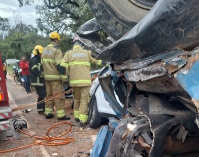 Acidente entre carro e caminhão deixa três feridos na MG-050, em Formiga | Centro-Oeste