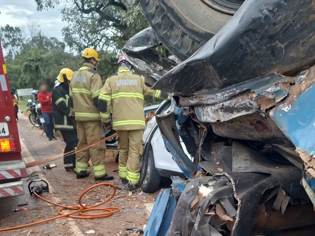 Acidente entre carro e caminhão deixa três feridos na MG-050, em Formiga | Centro-Oeste
