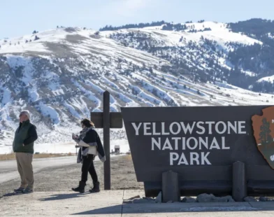 Acidente envolvendo van com turistas deixa 7 mortos perto de Yellowstone