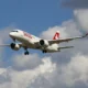 Adolescente de 13 anos é expulso de avião por causa de crise de tosse