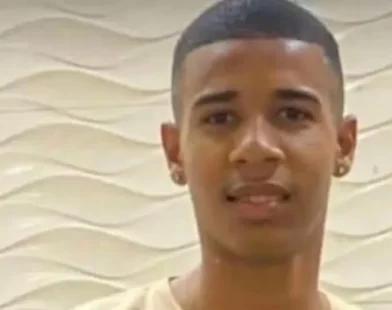 Adolescente é baleado na cabeça por ter pisado no pé de traficante
