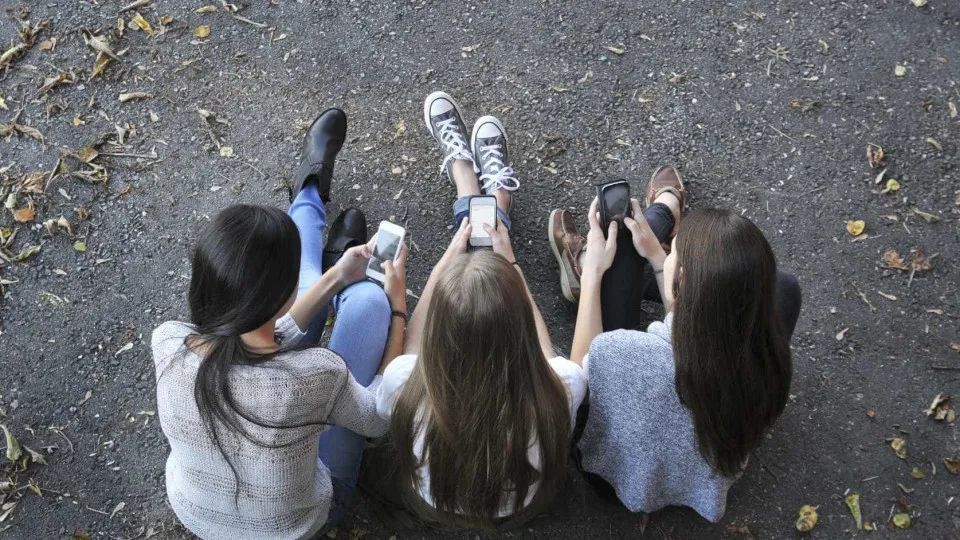 Adolescentes não têm apoio para lidar com redes sociais, diz pesquisa