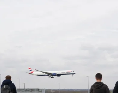 Aeroporto de Londres volta a operar completamente após um dia
