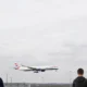 Aeroporto de Londres volta a operar completamente após um dia