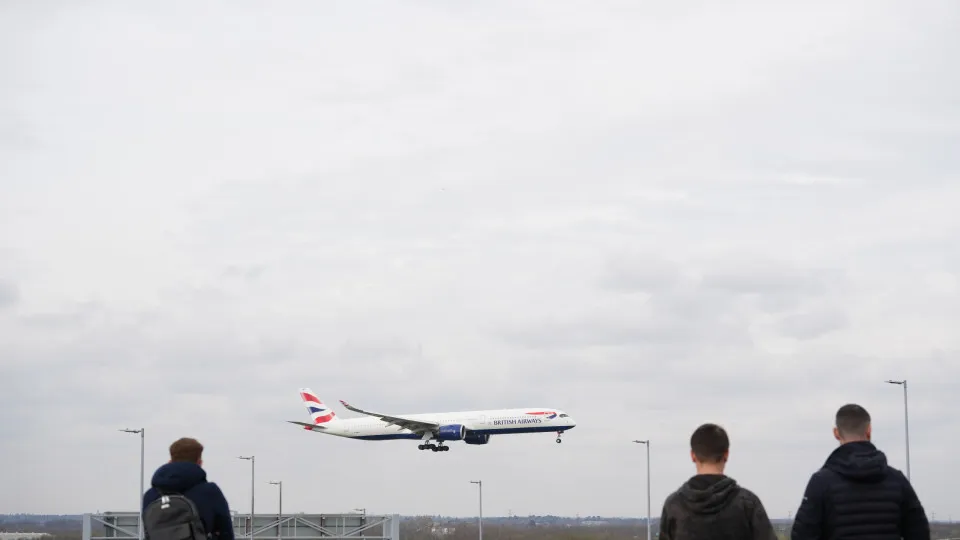 Aeroporto de Londres volta a operar completamente após um dia