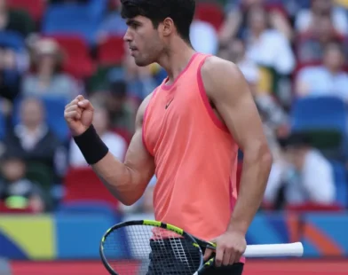 Alcaraz vence pela 20ª vez e segue favorito; Ruud tomba em Roland Garros