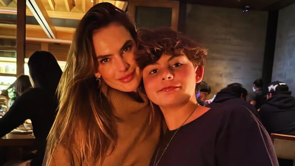 Alessandra Ambrósio posto rara foto com filho. "Te amo infinitamente"