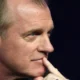 Após confessar abusos, Stephen Collins casa com fã 40 anos mais nova