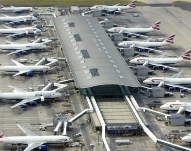 Após incêndio, Heathrow, maior aeroporto da Europa, retoma voos parcialmente