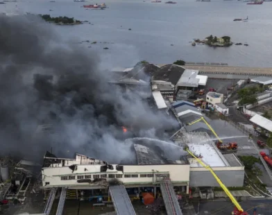 Após incêndio em fábrica, há risco de vazar óleo na Baía de Guanabara