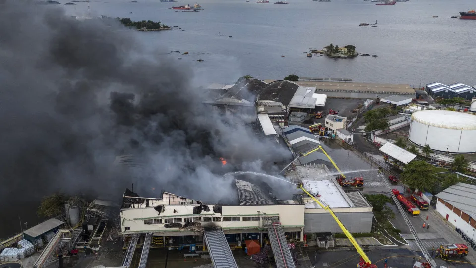 Após incêndio em fábrica, há risco de vazar óleo na Baía de Guanabara