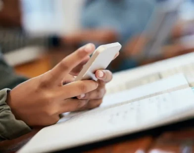 Aprendizado melhorou no 1º mês de proibição de celular em escolas, diz secretário da Educação