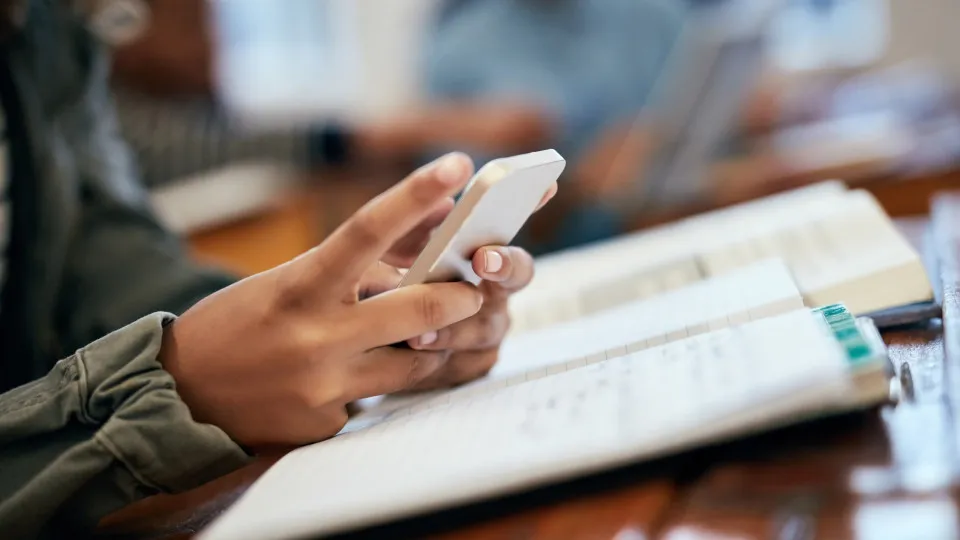 Aprendizado melhorou no 1º mês de proibição de celular em escolas, diz secretário da Educação