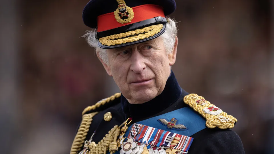 Assessor real revela como o rei Charles III tem resistido ao câncer