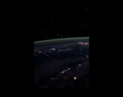 Astronauta Don Pettit registra "vaga-lumes cósmicos" da Estação Espacial