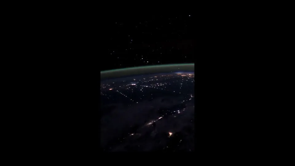 Astronauta Don Pettit registra "vaga-lumes cósmicos" da Estação Espacial