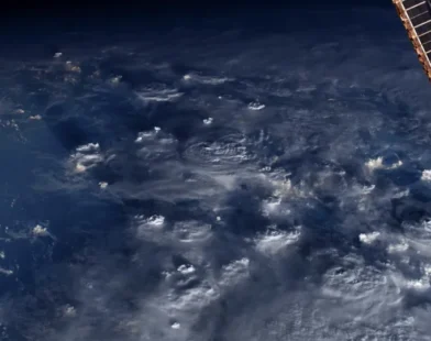 Astronauta posta imagens impressionantes de nuvens na atmosfera da Terra