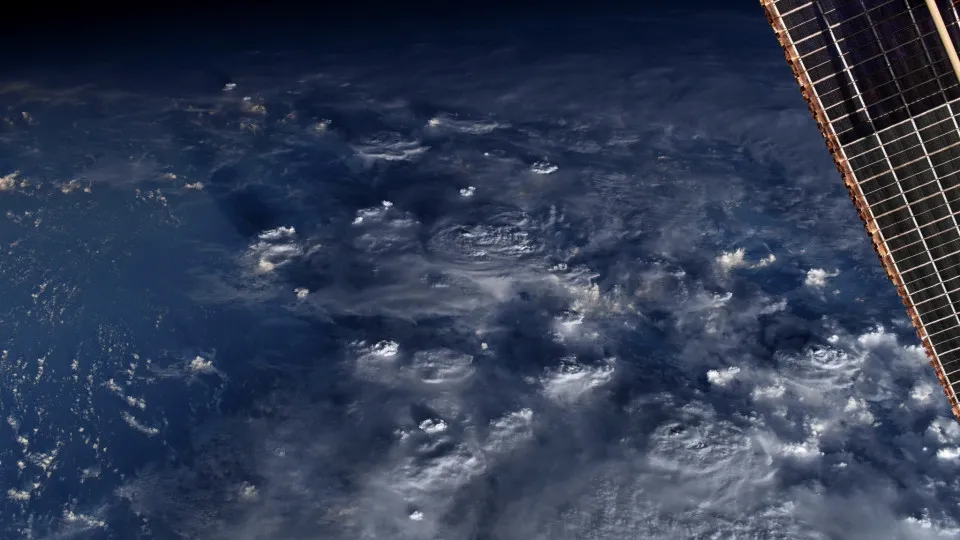 Astronauta posta imagens impressionantes de nuvens na atmosfera da Terra