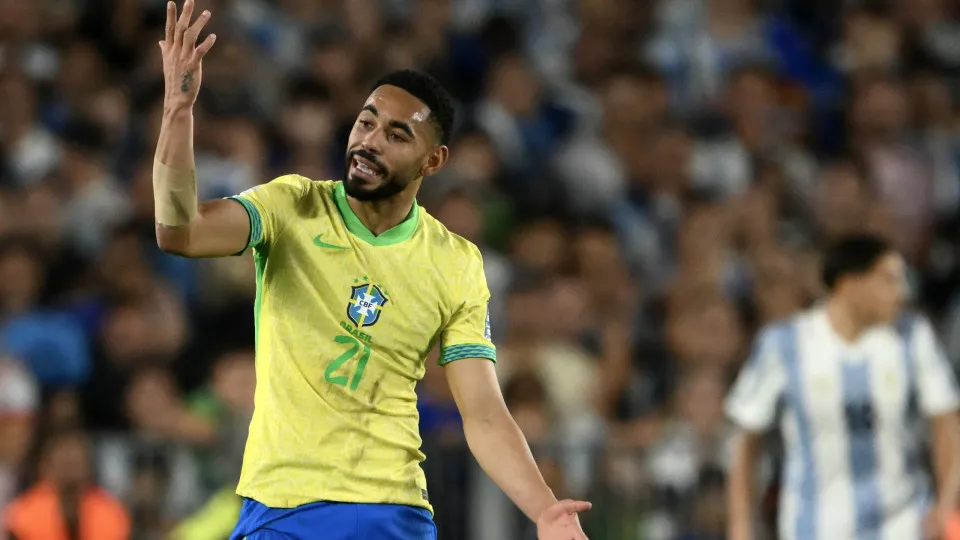 Atacante da seleção indica saída de time da Premier League