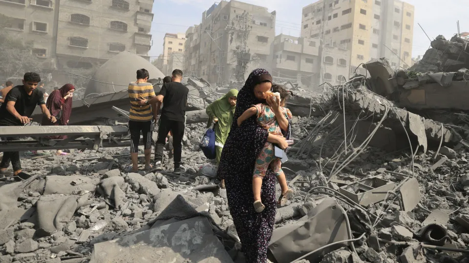 Ataque israelense a escola mata ao menos 27 pessoas em Gaza