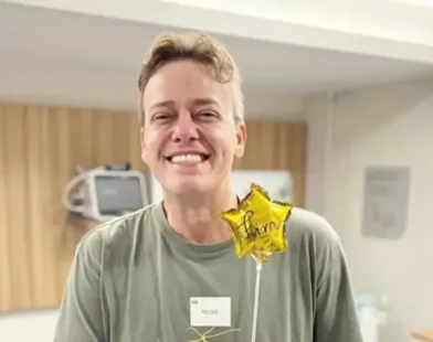 Ator da Globo celebra fim de tratamento contra tumor no cérebro