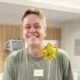 Ator da Globo celebra fim de tratamento contra tumor no cérebro