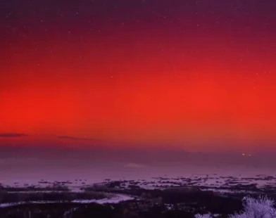 Aurora boreal: céu da Mongólia fica colorido de tons vermelhos