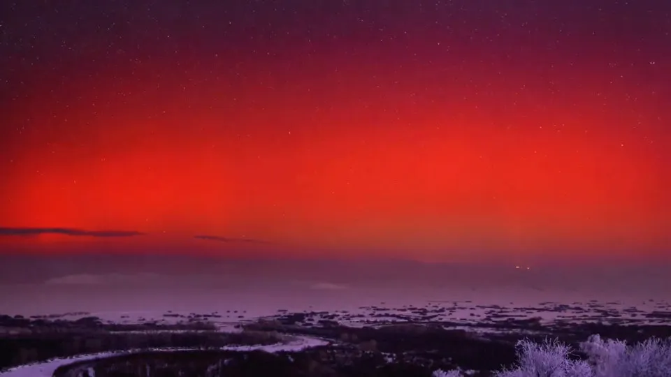 Aurora boreal: céu da Mongólia fica colorido de tons vermelhos