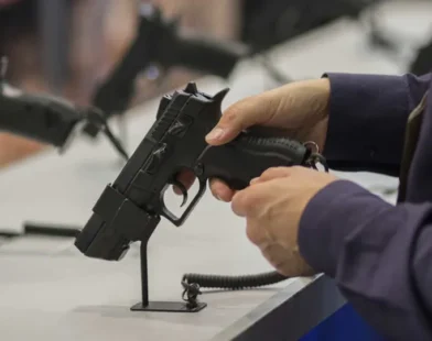 Autorizações de porte de arma para uso pessoal caem 30% em 2024, diz PF