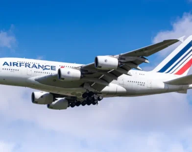 Avião da Air France volta a Paris após passageiro perder o celular