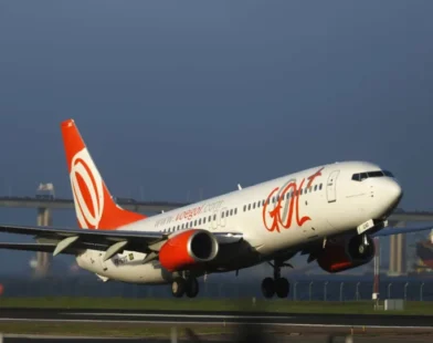 Avião da Gol bate em carro durante decolagem no Galeão (RJ)