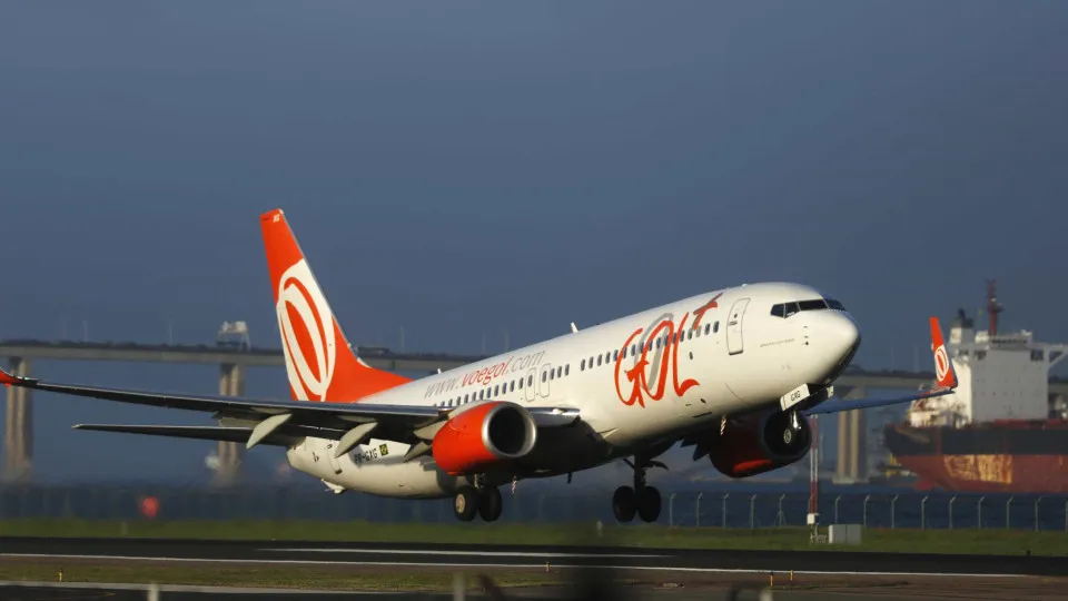 Avião da Gol bate em carro durante decolagem no Galeão (RJ)