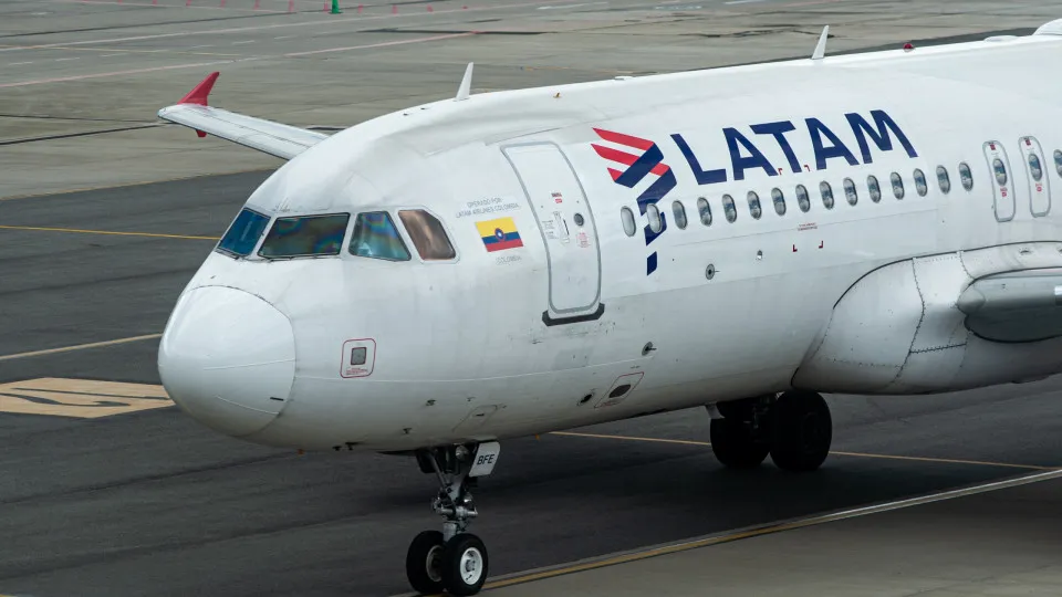 Avião da Latam faz pouso prioritário no Aeroporto de Guarulhos