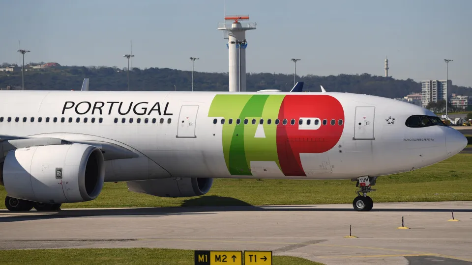 Avião da TAP faz pouso de emergência em Lisboa devido a 'mau cheiro'