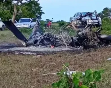 Avião de pequeno porte cai, explode e deixa uma pessoa morta e outra ferida no sul da Bahia