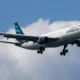 Avião sai da pista em manobra e fica preso em aeroporto da Líbia; veja