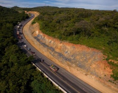 BR‑135 em Bocaiuva terá “pare e siga” para instalação de defesa metálica neste sábado (03)