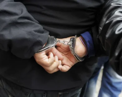 Babá procura 'monstros' para criança e encontra homem debaixo da cama