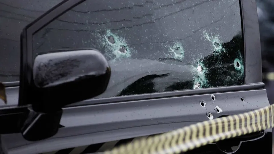 Bandidos com fuzis atiram em carro de diretor de presídio na Bahia