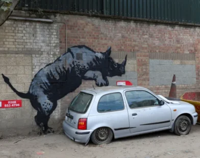 Banksy monta rinoceronte sobre carro velho em oitavo grafite de animal em Londres
