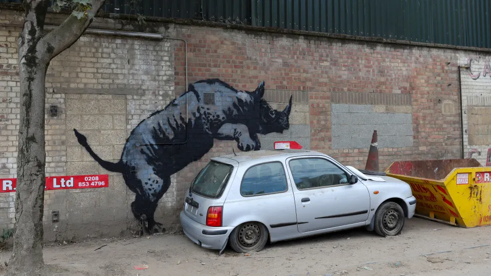 Banksy monta rinoceronte sobre carro velho em oitavo grafite de animal em Londres