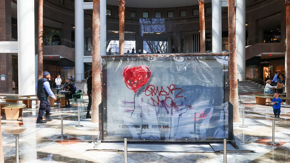 Banksy: mural 'Battle to Survive a Broken Heart' será leiloado em NY