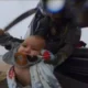 Bebê resgatado por helicóptero morre um ano após enchente no RS