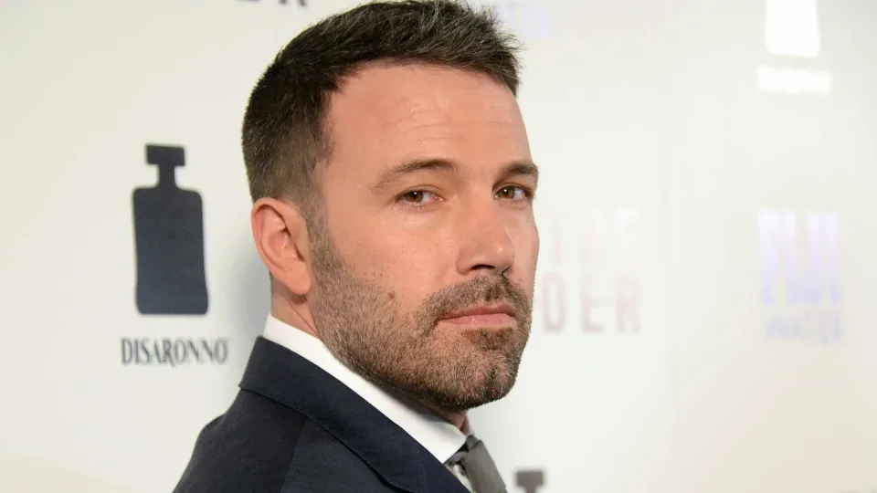 Ben Affleck classifica como 'sofrida' a experiência de interpretar Batman em um dos filmes da franquia