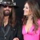 Billy Ray Cyrus e Elizabeth Hurley estreiam como casal no tapete vermelho