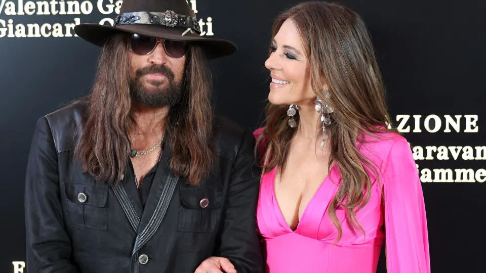 Billy Ray Cyrus e Elizabeth Hurley estreiam como casal no tapete vermelho