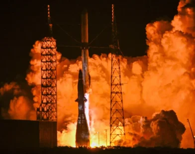 Blue Origin lança novo foguete à órbita, mas falha no pouso