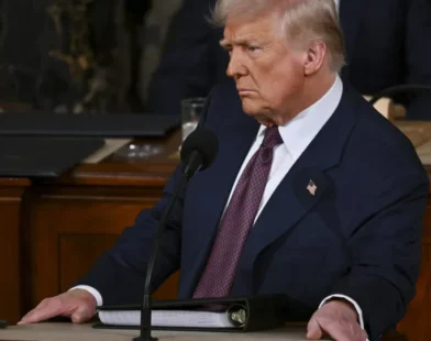 Bolsas voltam a cair; Trump diz não ver 'nenhuma recessão'