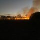 Bombeiros controlam fogo em pastagem seca que avançava sobre área residencial em Januária