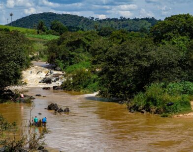Bombeiros fazem buscas por pescador desaparecido no Rio Pará, em Nova Serrana